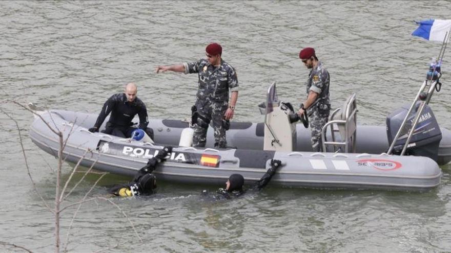 Los buzos de la Policía buscan de nuevo el cuerpo de Marta del Castillo en la dársena del Guadalquivir