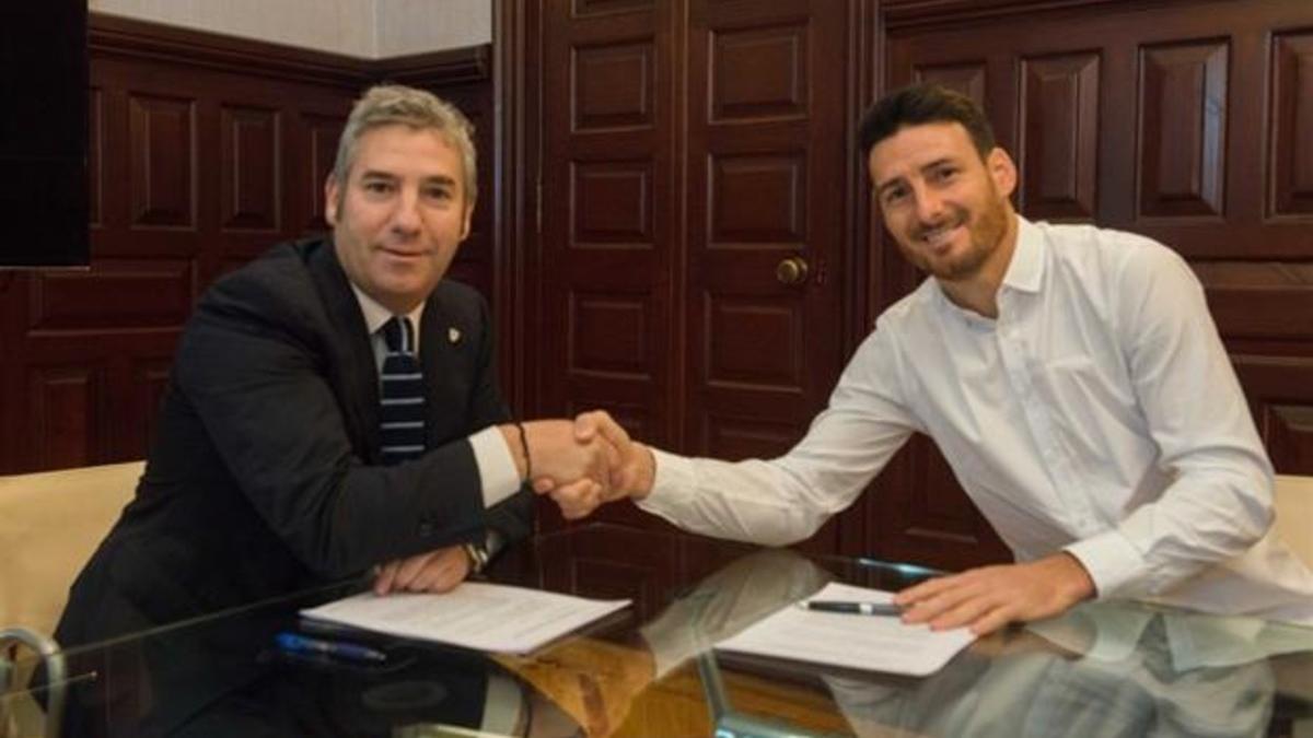 Aritz Aduriz en la renovación con el Athletic Club de Bilbao