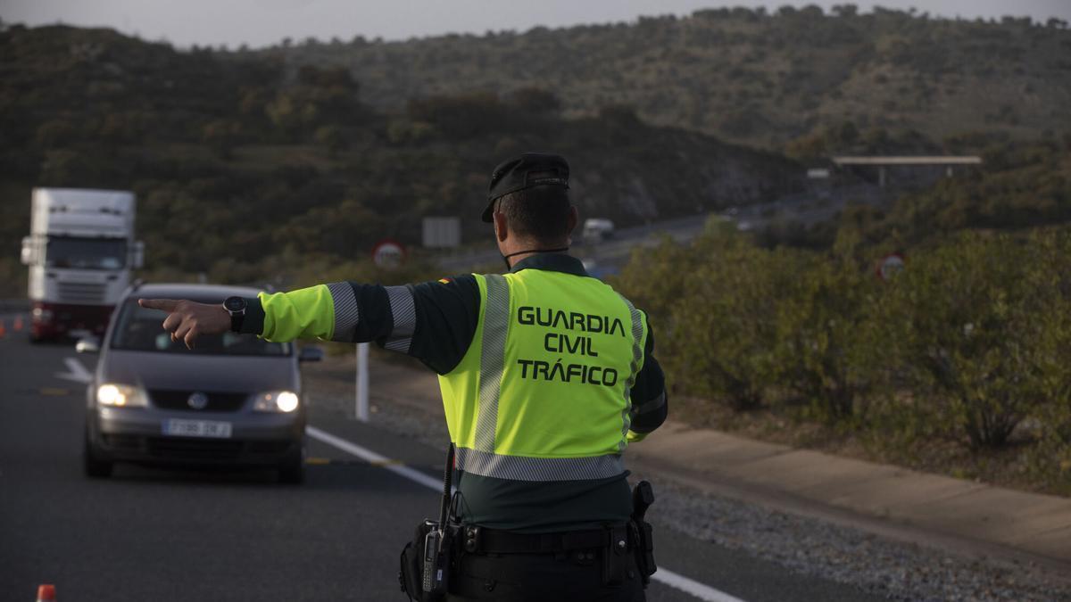 Un agente de la Guardia Civil durante un control de movilidad en la Autovía de la A-66