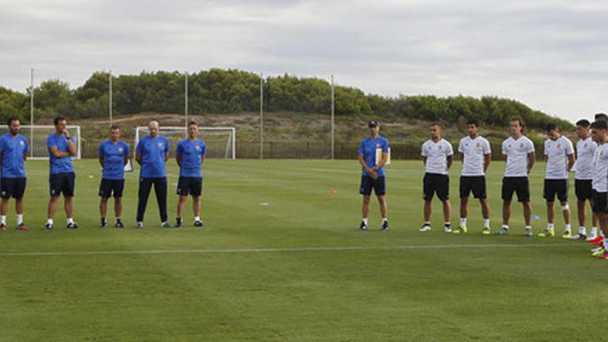 Los jugadores guardan un minuto de silencio por las víctimas del atentado.