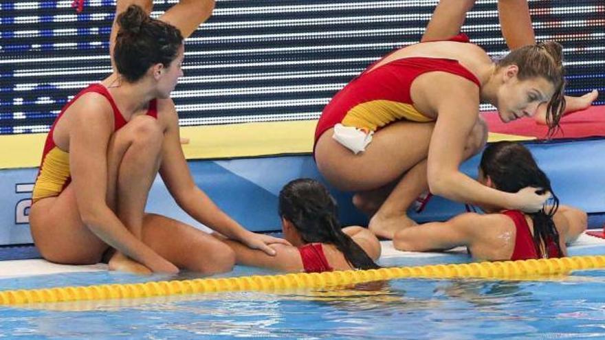 Las jugadoras españolas se consuelan tras perder el partido.