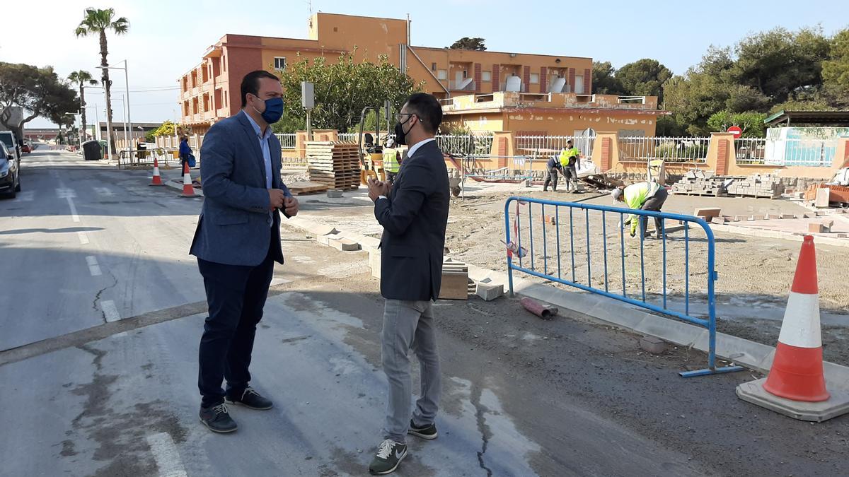 El alcalde, Andrés Martínez,  y el concejal de Urbanismo y Servicios, Jorge Rovira, visitaron ayer la zona afectada.