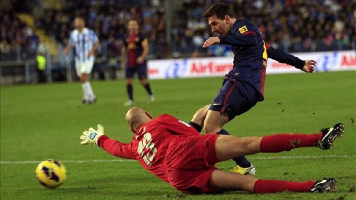 Messi dribla y bate por bajo a Willy Caballero para marcar el 0-1 tras aprovechar un mala cesión de Camacho.