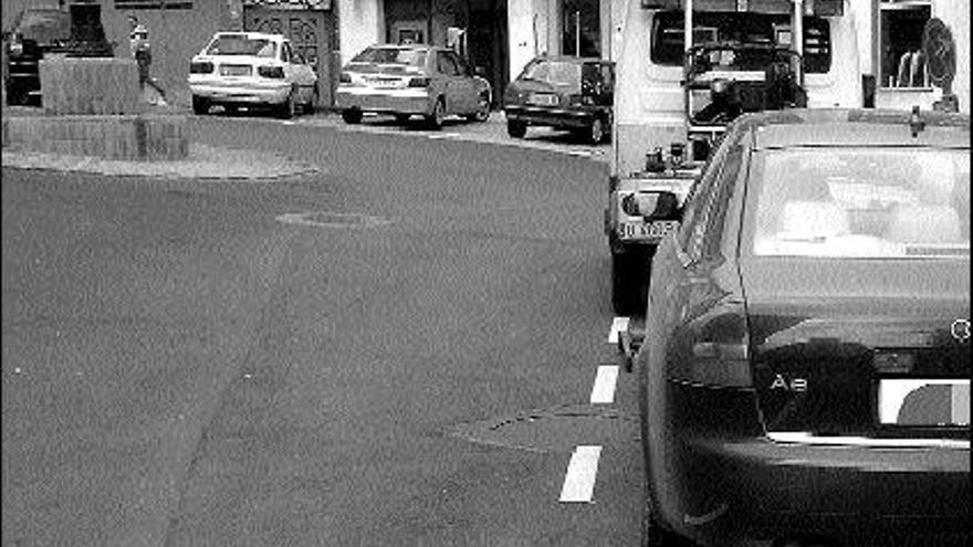 Una grúa retira un coche de una calle candasina.