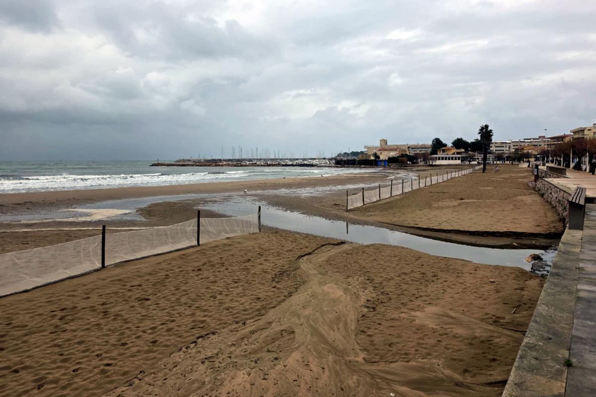 La llevantada va prenent força aquest dilluns i ja acumula quantitats de precipitació superiors als 70 litres a l'Empordà i onades de més de quatre metres a la Costa Brava.