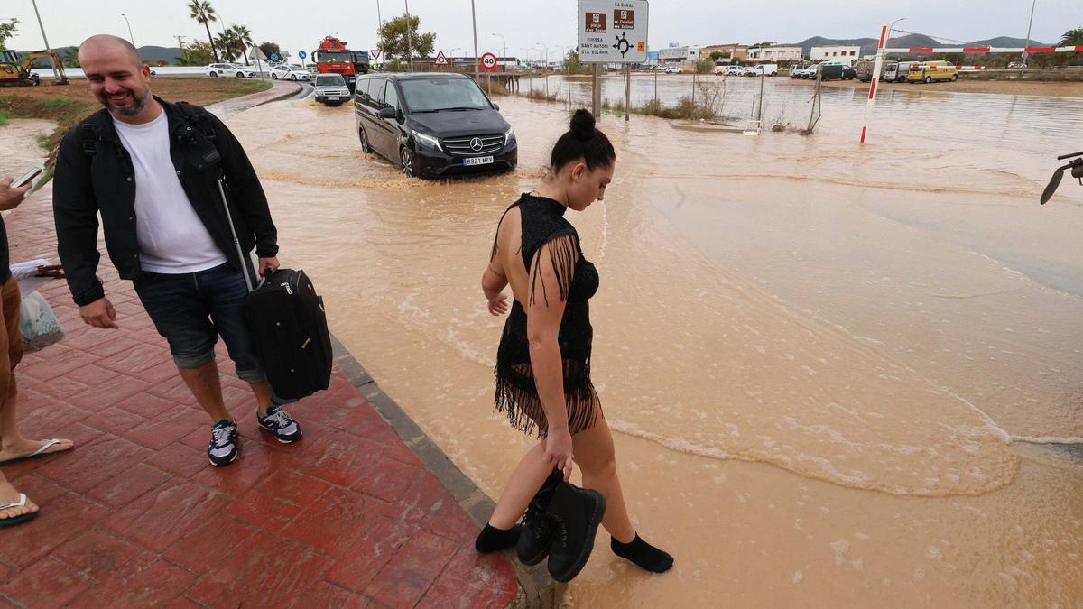Carretera inundada tras el paso de la dana 'Alice'