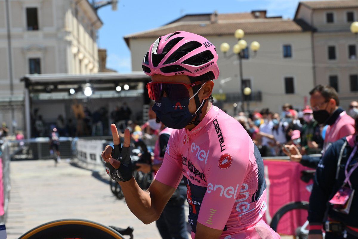 Bernal, vestido de rosa