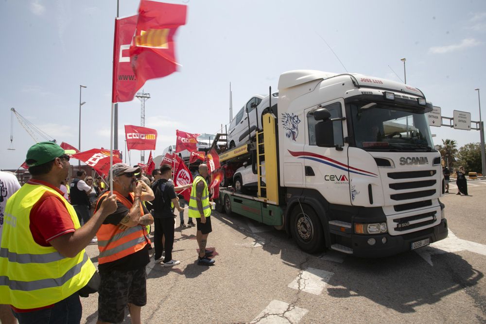 Segundo día de huelga de los trabajadores de Fertiberia en el Port de Sagunt