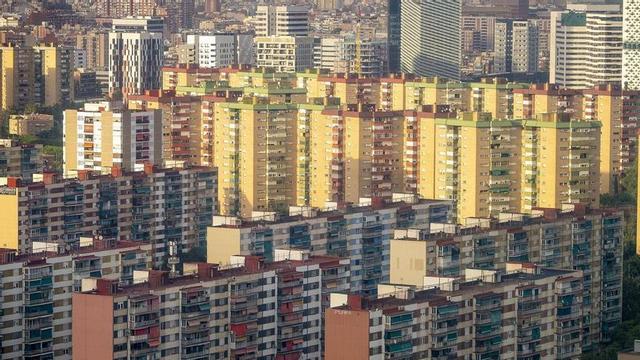 Vistes de vivendes de Bellvitge des del restaurant de la cúpula de l’hotel Hyatt Regency a l’Hospitalet de Llobregat, ciutat de Barcelona on s’estima que unes 52.000 vivendes necessiten algun tipus de rehabilitació.