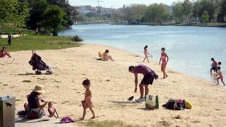 Usuarios en la playa fluvial, en la tarde de ayer. // R. Vázquez