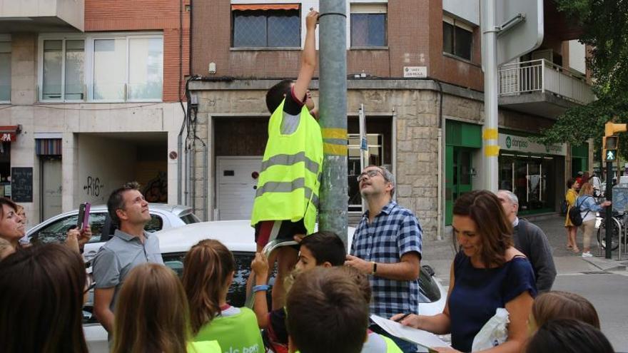 Instal·lació dels tubs davant de l&#039;escola Dr. Masmitjà, avui el matí.