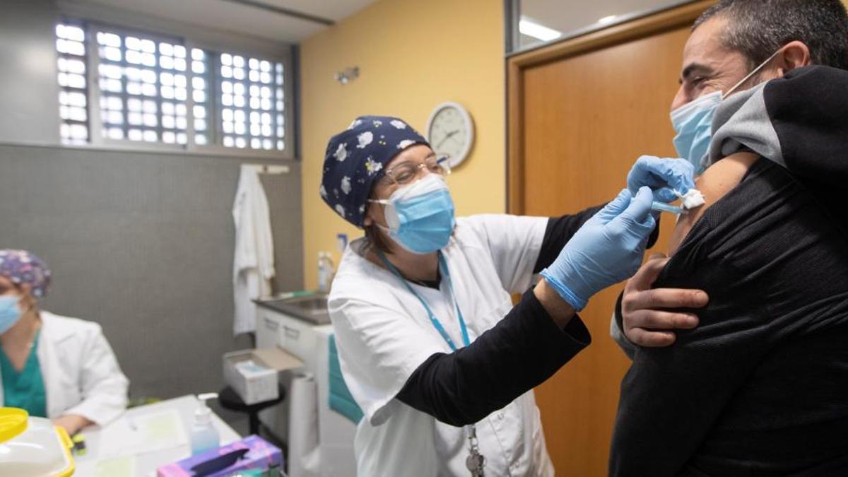 Un profesional sanitario recibe una dosis de la vacuna contra la COVID-19.