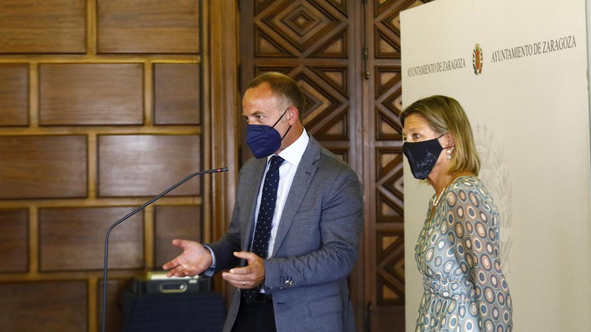 Christian Lapetra, junto a la alcaldesa en funciones Patricia Cavero, durante la visita al Ayuntamiento de Zaragoza.