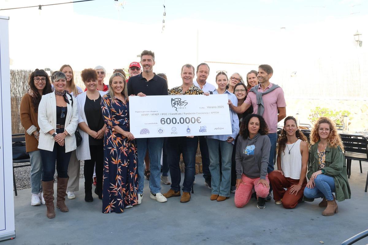 Entrega del cheque solidario en el restaurante Can Ramonet.
