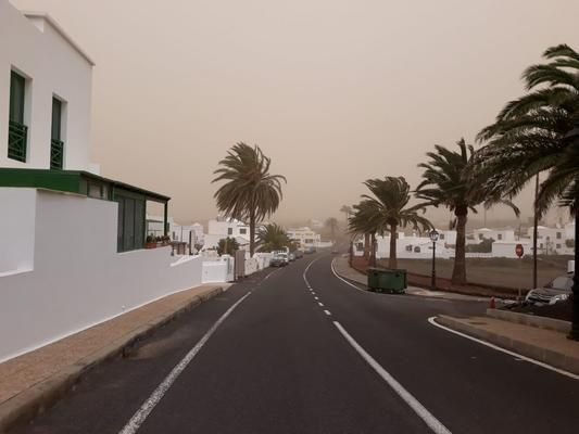 La calima tapona el cielo de Canarias