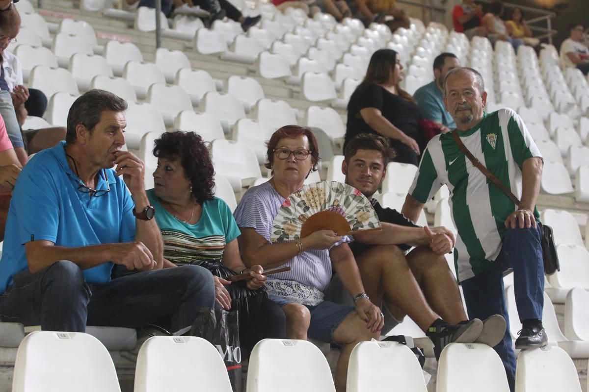 Aficionados en el encuentro de Copa del Rey