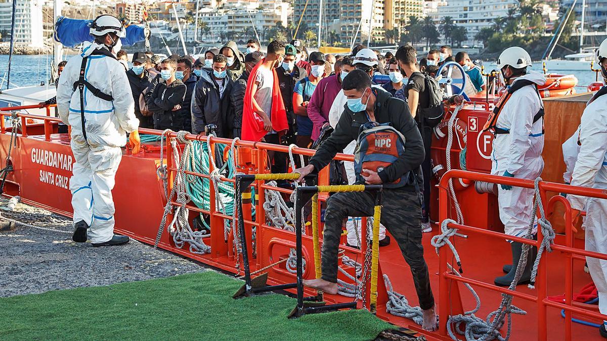 Migrantes atendido por el personal de Cruz Roja al llegar a puerto en las Islas tras la travesía en pateras, en una imagen del lunes.