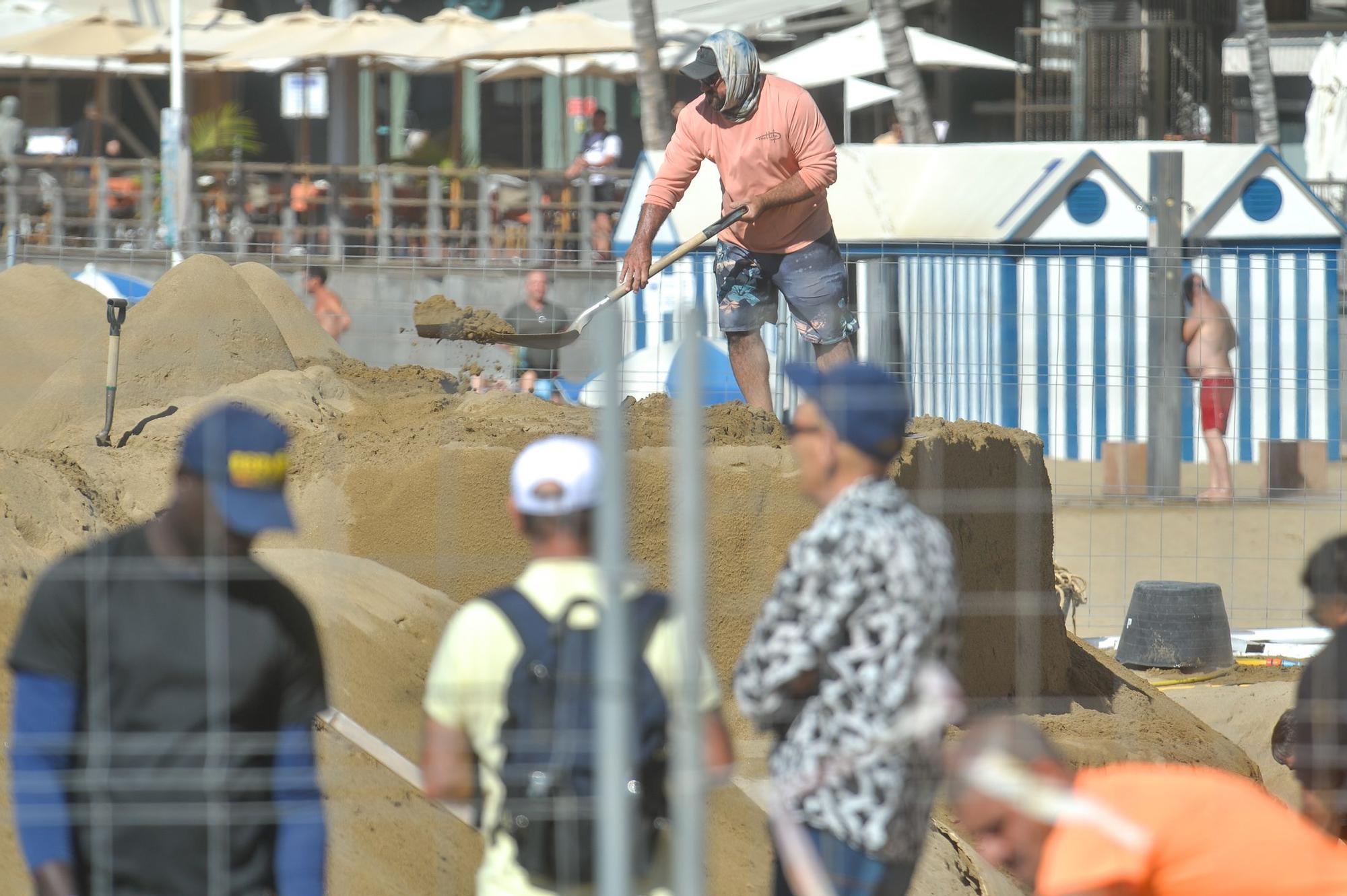 Construcción de los belenes de arena en Las Canteras