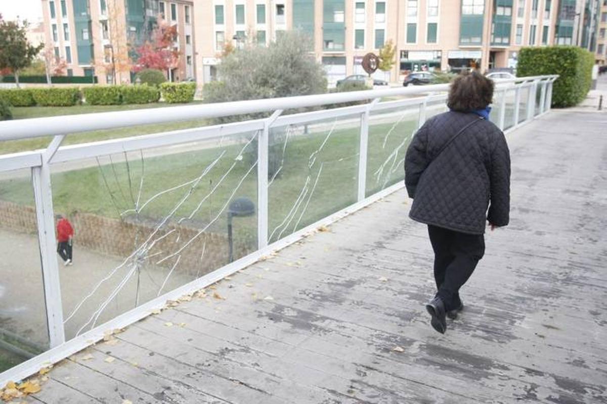 El Puente de Hierro sufre destrozos por su parte más débil, los cristales