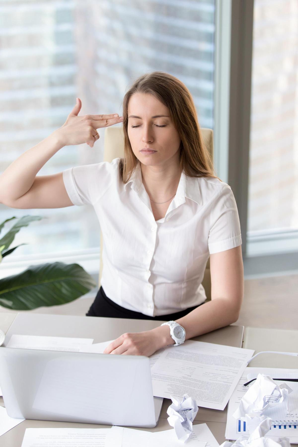 El primer paso para proteger tu salud mental en el trabajo es reconocer qué situaciones te generan estrés.