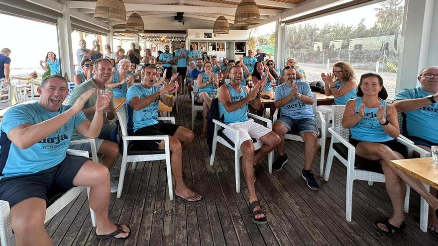 Un chiringuito de El Playazo acogió la &quot;fiesta mundialista&quot; del club Cueva de Nerja-Trops.