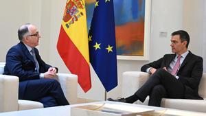 El presidente del Gobierno Pedro Sánchez junto al consejero delegado de IAG, Luis Gallego