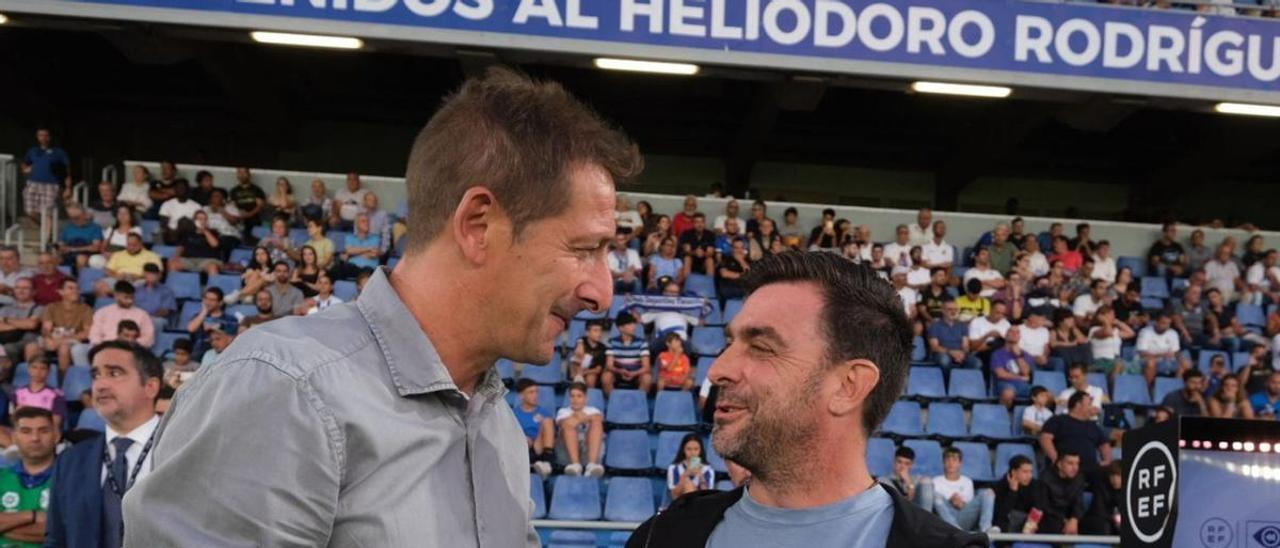 Ramis y Guede se saludan antes del partido de ayer en el Heliodoro. | | CARSTEN W. LAURITSEN