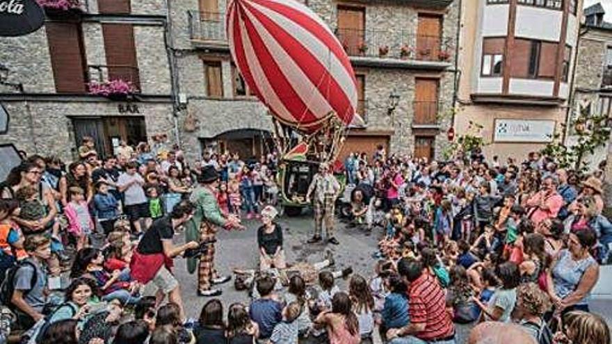 La companyia La Baldufa porta a Figueres un gran zepelí.