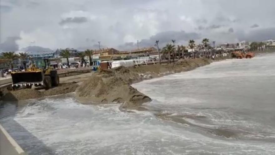 Las olas rompen contra el dique del Arenal de Xàbia