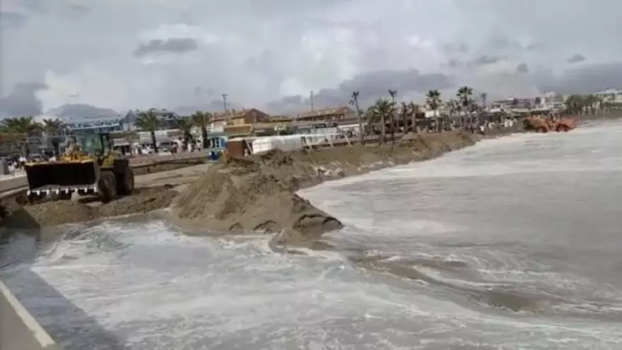 Las olas rompen contra el dique del Arenal de Xàbia