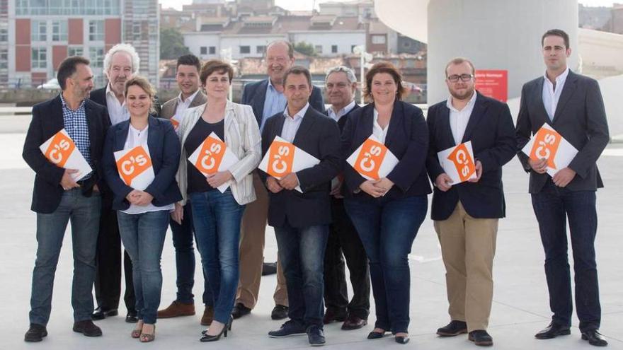 Candidatura de Ciudadanos, con Juan Cuesta en el centro flanqueado por Carmen Soberón y Sonia Arbesuk.