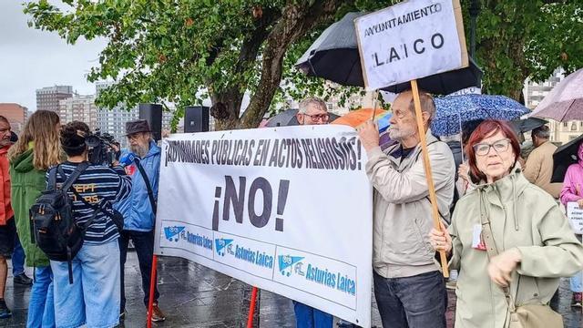 Algunos de los asistentes a la protesta de Asturias Laica, ayer, en la explanada del Campo Valdés.
