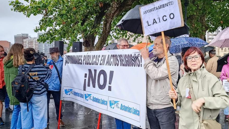 Concentración de Asturias Laica a las puertas de la iglesia de San Pedro