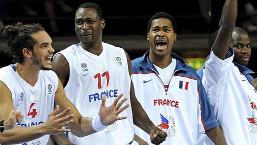 Los jugadores franceses celebran una jugada durante el partido