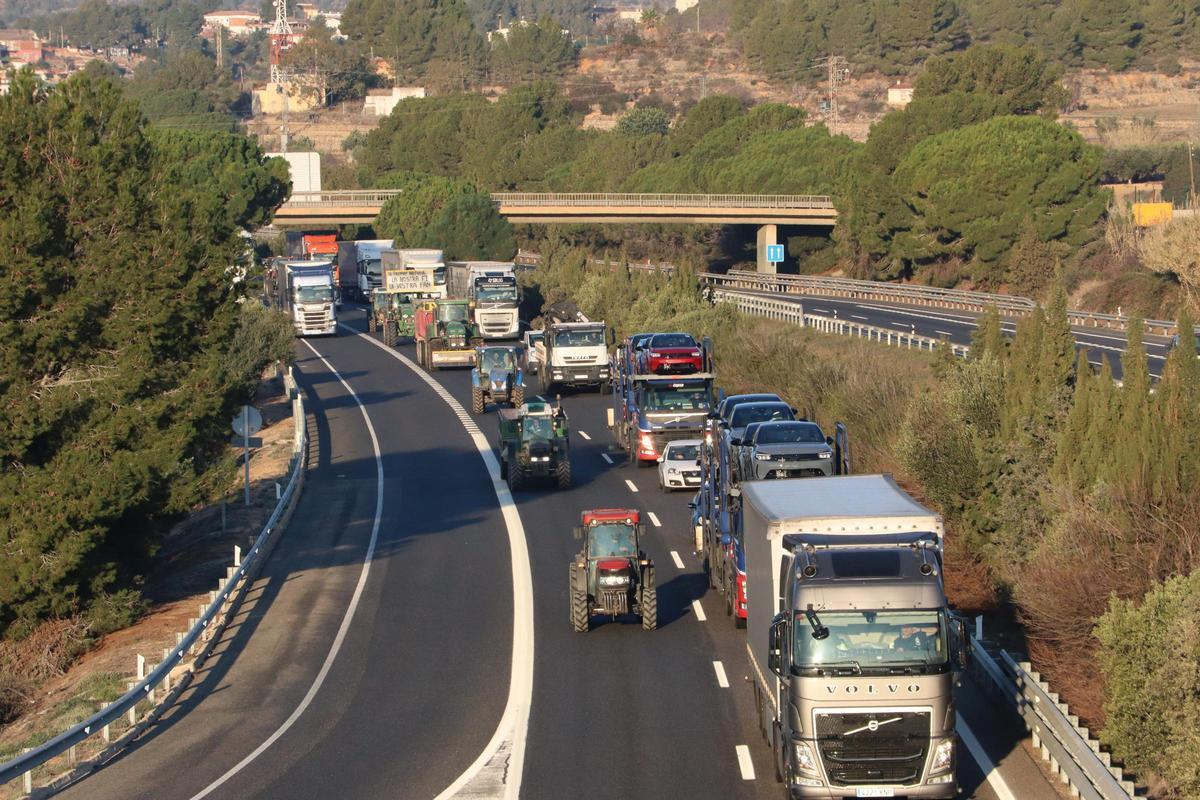 Tractores del Camp de Tarragona salen hacia Barcelona en una marcha lenta por la AP-2