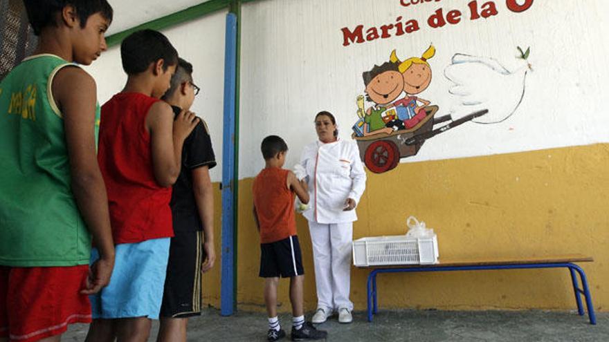 Alumnos del colegio María de la O recogen sus meriendas, en una imagen de archivo.