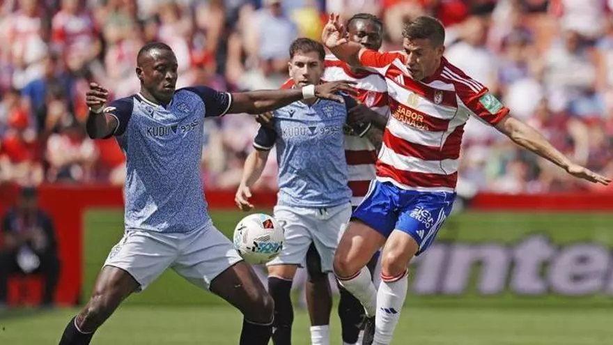 Sergio Arribas y su hat-trick guían al Almería hacia la victoria contra el Granada