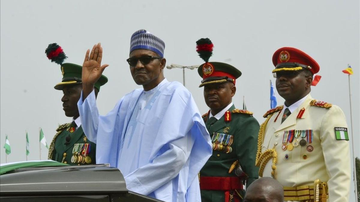 Muhammadu Buhari saluda a la multitud durante las celebraciones del 58º aniversario de la independencia de Nigeria, en Abuja.