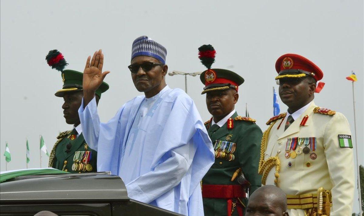 Muhammadu Buhari saluda a la multitud durante las celebraciones del 58º aniversario de la independencia de Nigeria, en Abuja.