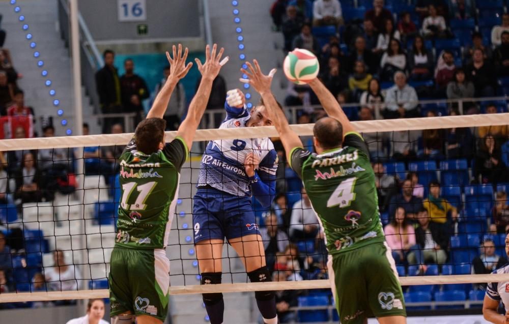 Palmas Volleyballer haben die spanische Meisterschaft gewonnen. Can Ventura besiegte am Samstag (29.4.) in der Halle von Son Moix den amtierenden Meister Almería mit 3:1-Sätzen.