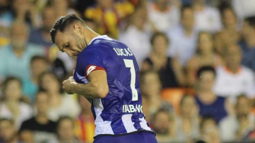 Lucas Pérez celebra su gol de anoche en Mestalla.