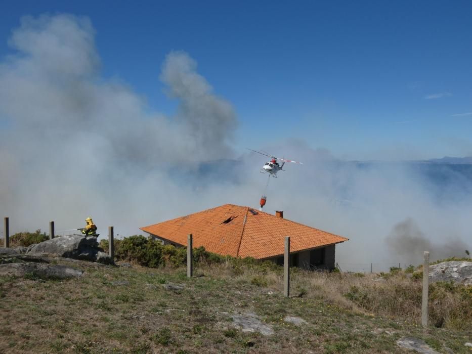 Las exhaustas labores de extinción del incendio de Cangas. // S. Álvarez