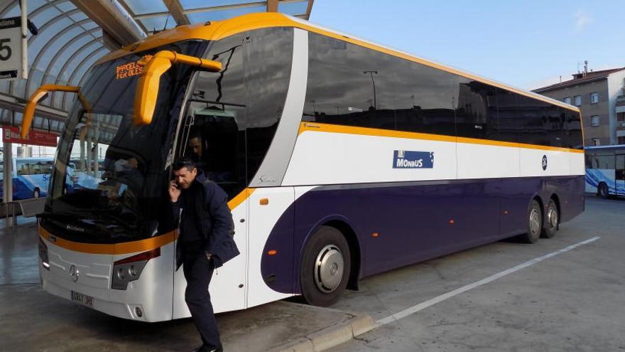 Autocar de Monbus, a l&#039;estació de Manresa