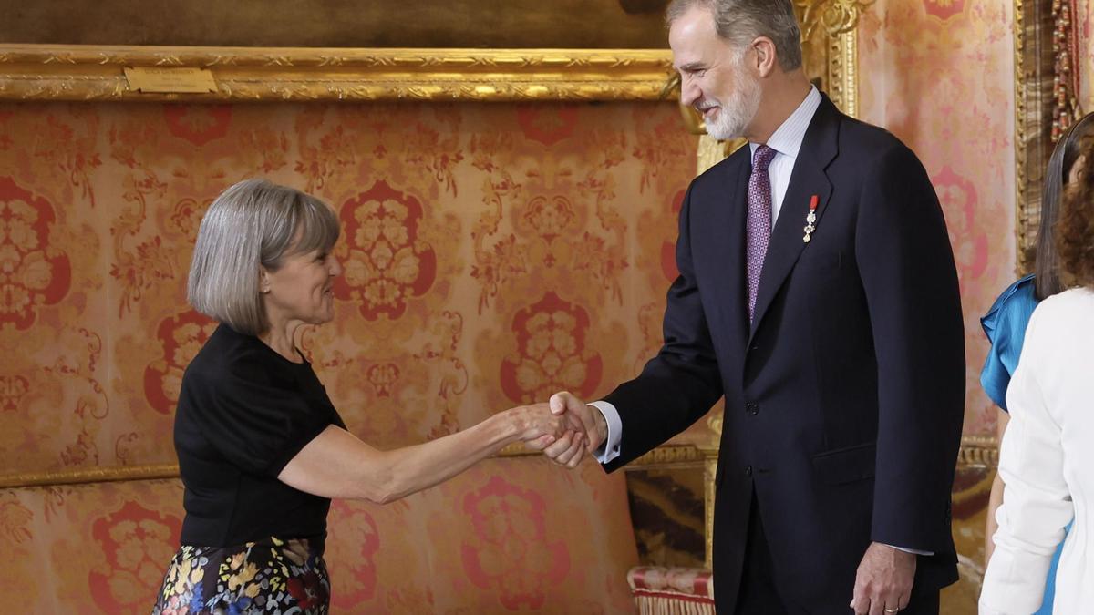 El rey Felipe VI saluda a la aragonesa María José Arbués durante el besamanos en el Palacio Real en Madrid, donde se conmemora el décimo aniversario de su reinado, este miércoles