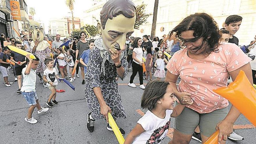 Los ‘cabuts’ toman Burriana y los niños se arman con más de 1.500 ‘bastonets’