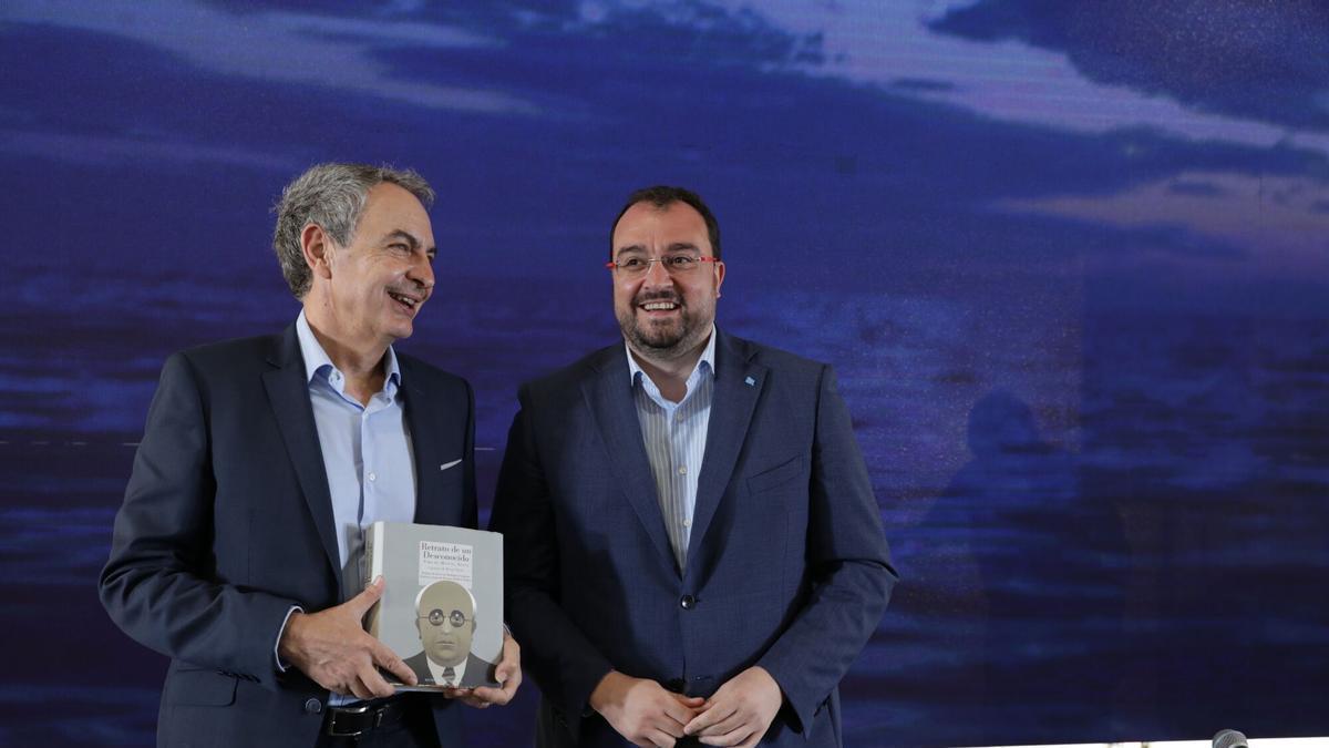 José Luis Rodríguez Zapatero y Adrián Barbón, en la Semana Negra de Gijón