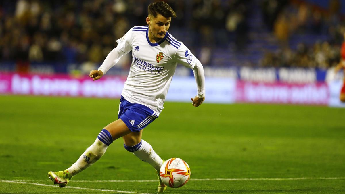 Borja Sainz controla un balón en un momento del partido ante el Sevilla en Copa.