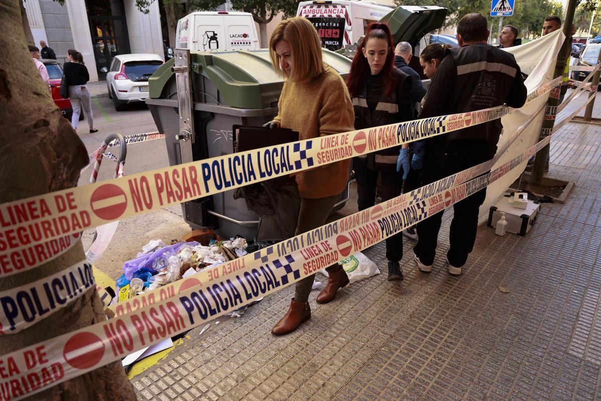 La Policía acordonó la zona junto al contenedor de Cartagena donde se halló el cráneo.