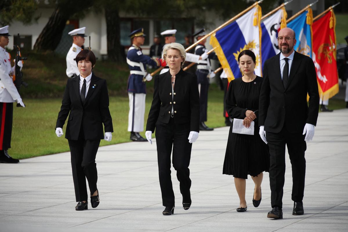 Von der Leyen y Michel visitan el Cementerio Nacional de Corea