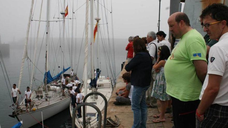 Vecinos observando la llegada de las goletas al puerto de Tapia en 2013.